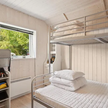 4 Bedroom Awesome In Prázdninový dům Millinge