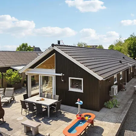 4 Bedroom Awesome In Prázdninový dům Millinge